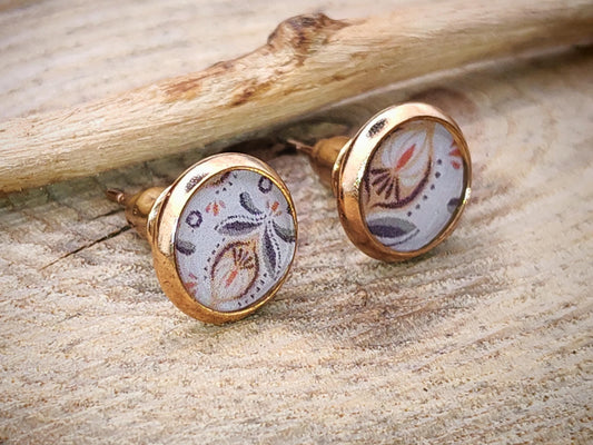 Clous d'oreille, acier inoxydable, cabochon de 8mm de diamètre en résine sur imprimé, motif asymétrique, fait main