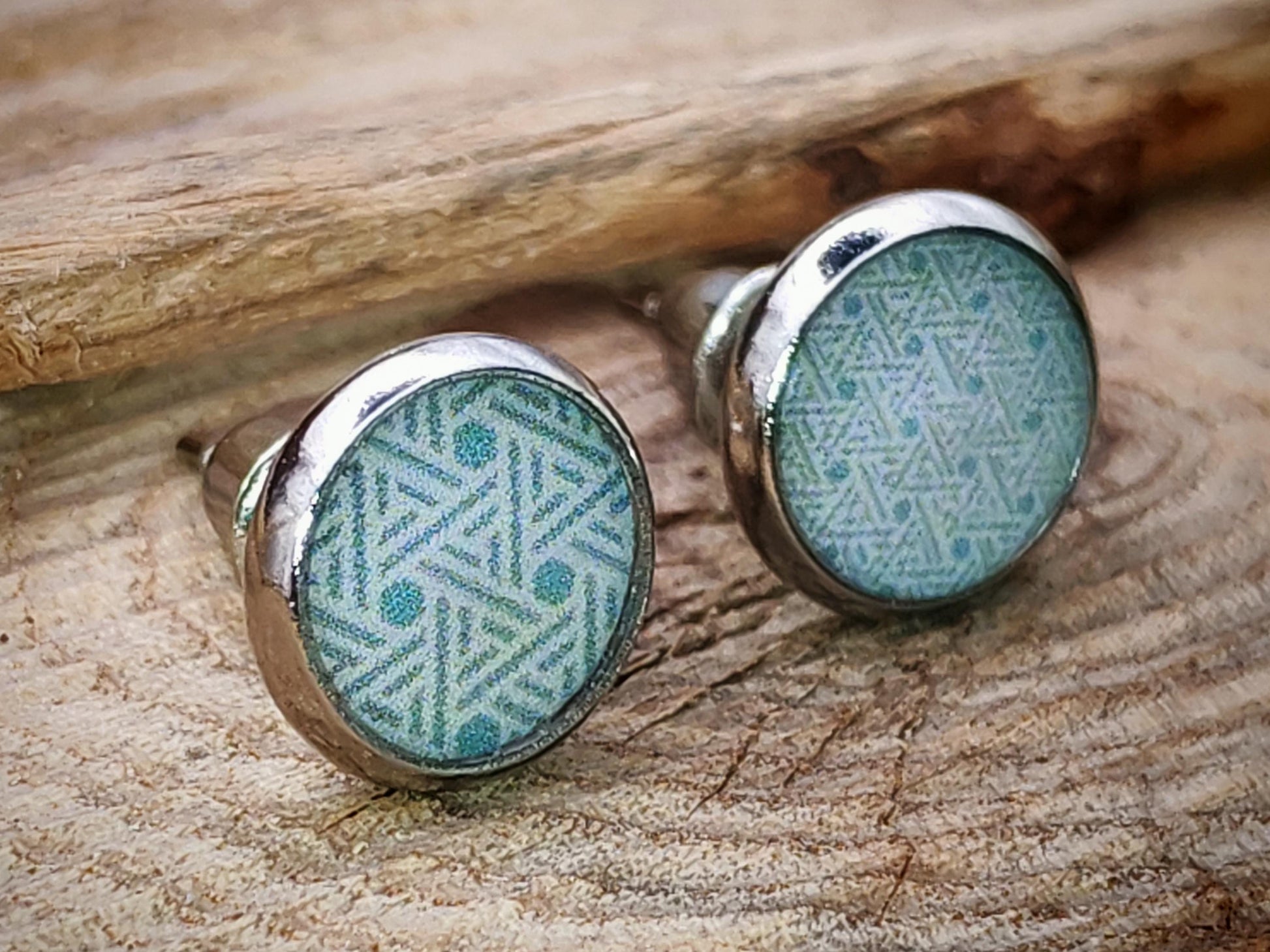 Clous d'oreille, acier inoxydable, cabochon de 8mm de diamètre en résine sur imprimé, motif asymétrique, fait main