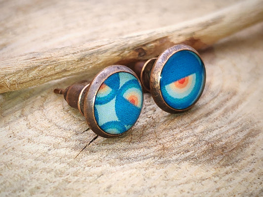 Clous d'oreille, acier inoxydable, cabochon de 8mm de diamètre en résine sur imprimé, motif asymétrique, fait main