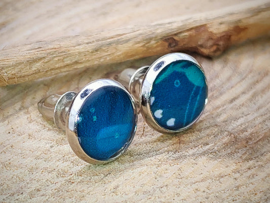 Clous d'oreille, acier inoxydable, cabochon de 8mm de diamètre en résine sur imprimé, motif asymétrique, fait main