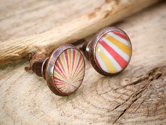 Clous d'oreille, acier inoxydable, cabochon de 8mm de diamètre en résine sur imprimé, motif asymétrique, fait main