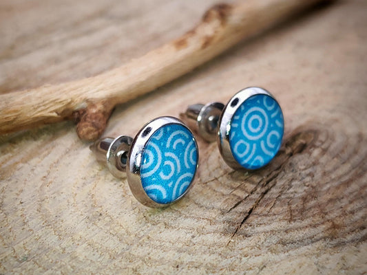 Clous d'oreille, acier inoxydable, cabochon de 8mm de diamètre en résine sur imprimé, motif asymétrique, fait main