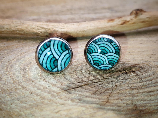 Clous d'oreille, acier inoxydable, cabochon de 8mm de diamètre en résine sur imprimé, motif asymétrique, fait main