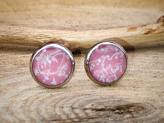 Clous d'oreille, acier inoxydable, cabochon de 8mm de diamètre en résine sur imprimé, motif asymétrique, fait main
