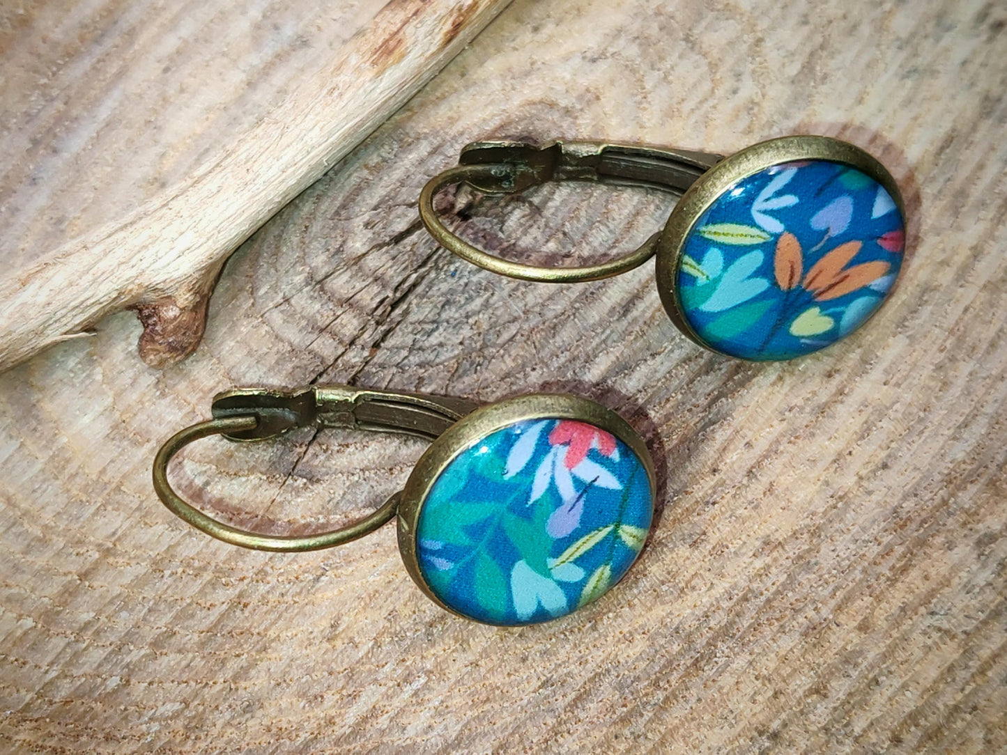 Boucles d'oreille de 12mm de diamètre en résine sur imprimé, motif asymétrique, fait main