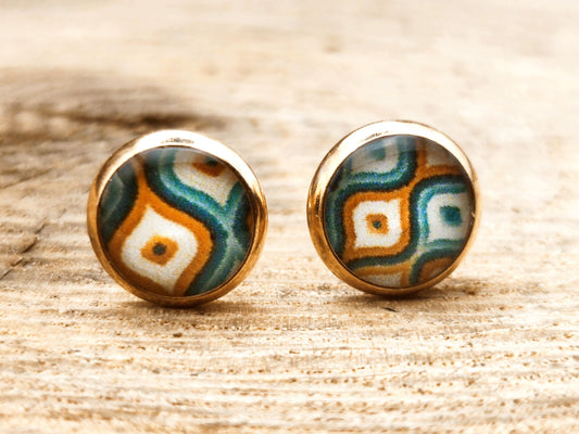 Clous d'oreille de 8mm de diamètre en résine sur imprimé, motif asymétrique, fait main