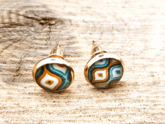 Clous d'oreille de 8mm de diamètre en résine sur imprimé, motif asymétrique, fait main