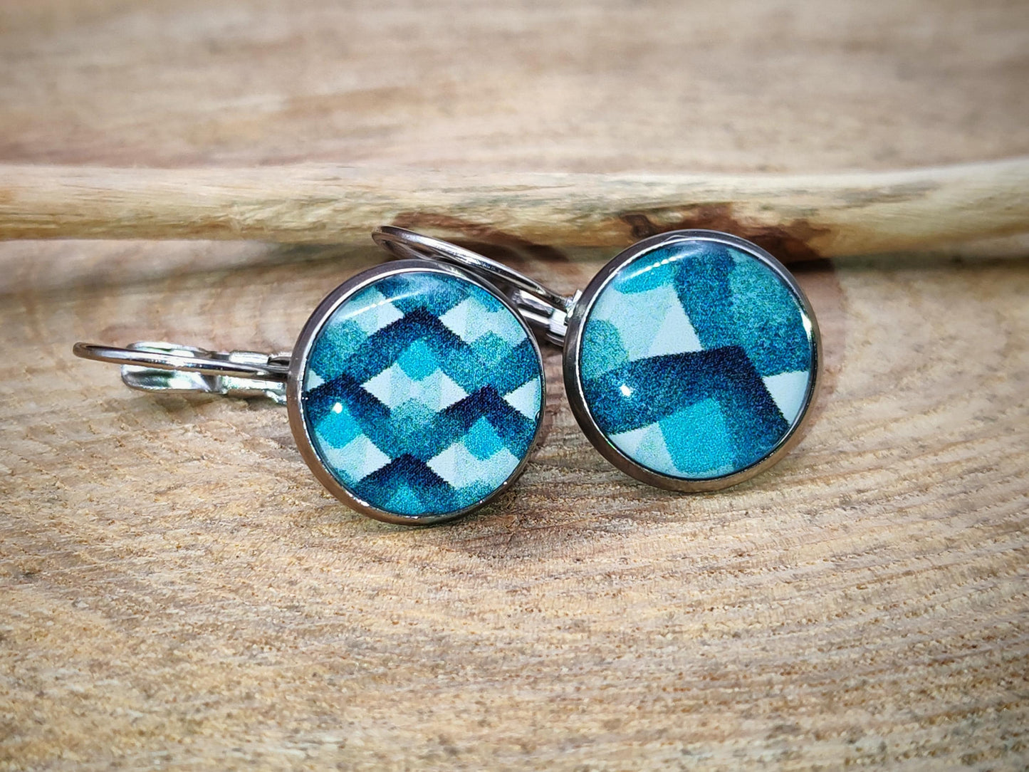 Boucles d'oreille de 12mm de diamètre en résine sur imprimé, motif asymétrique, fait main