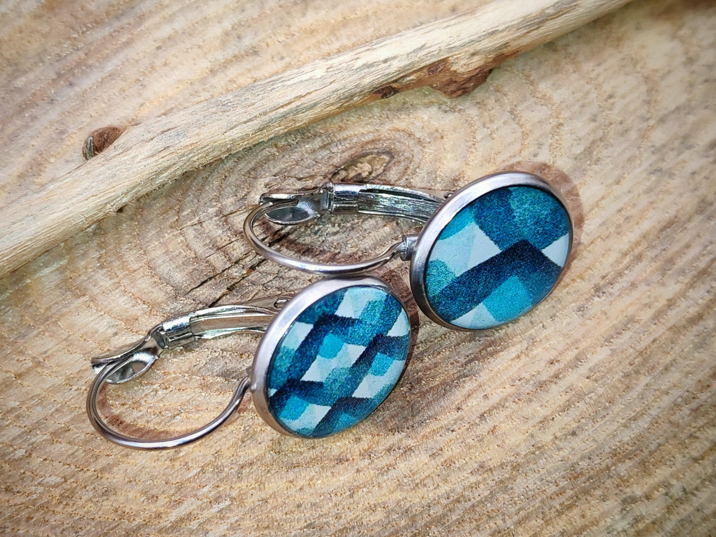 Boucles d'oreille de 12mm de diamètre en résine sur imprimé, motif asymétrique, fait main