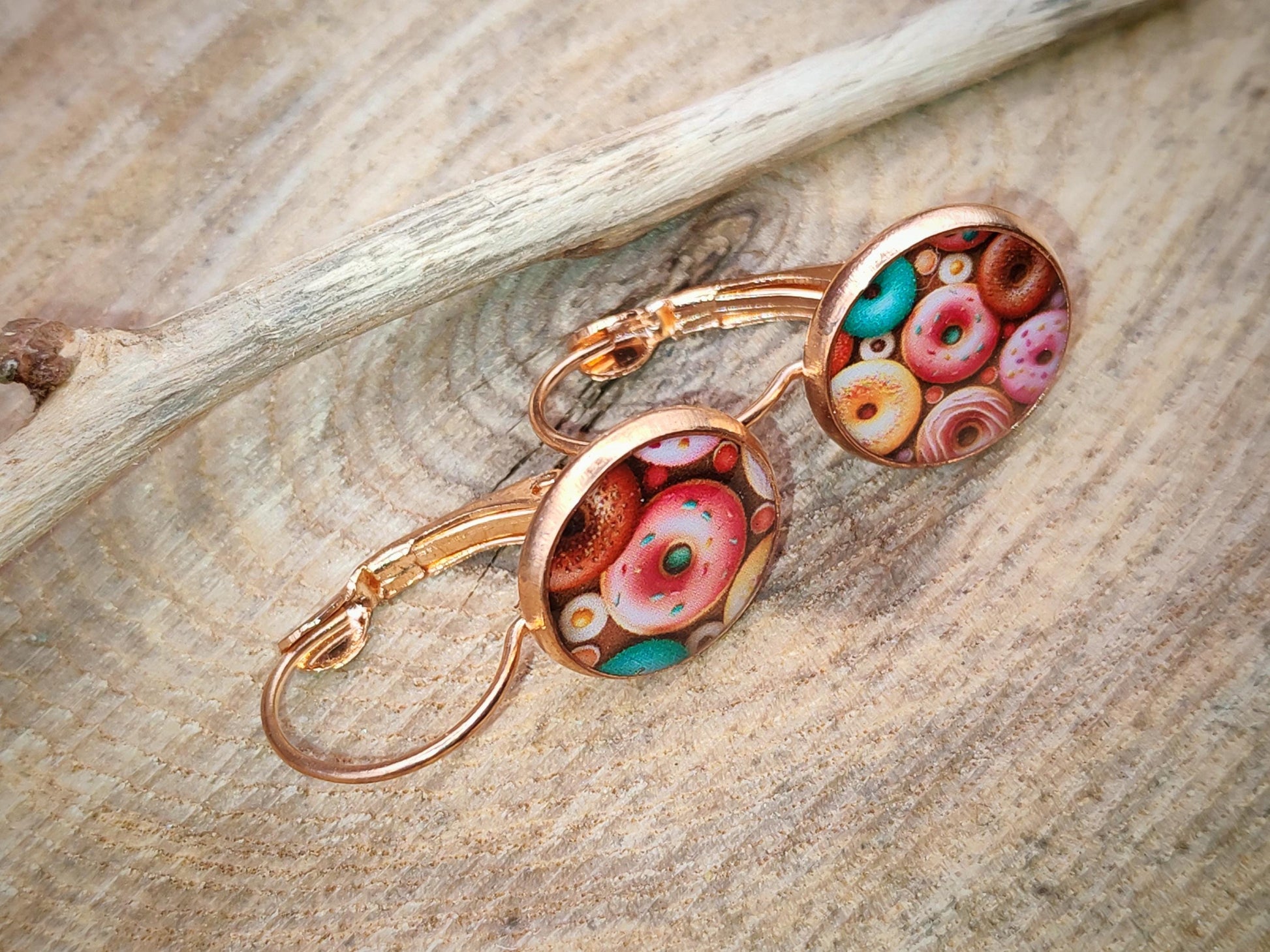 Boucles d'oreille de 12mm de diamètre en résine sur imprimé, motif asymétrique, fait main