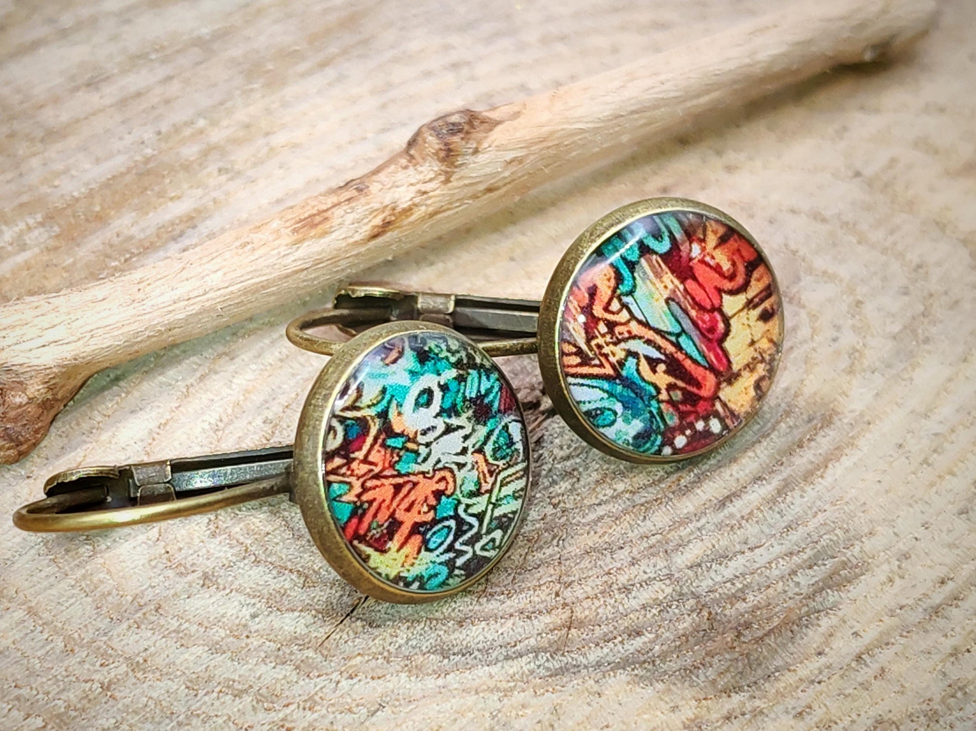 Boucles d'oreille de 12mm de diamètre en résine sur imprimé, motif asymétrique, fait main