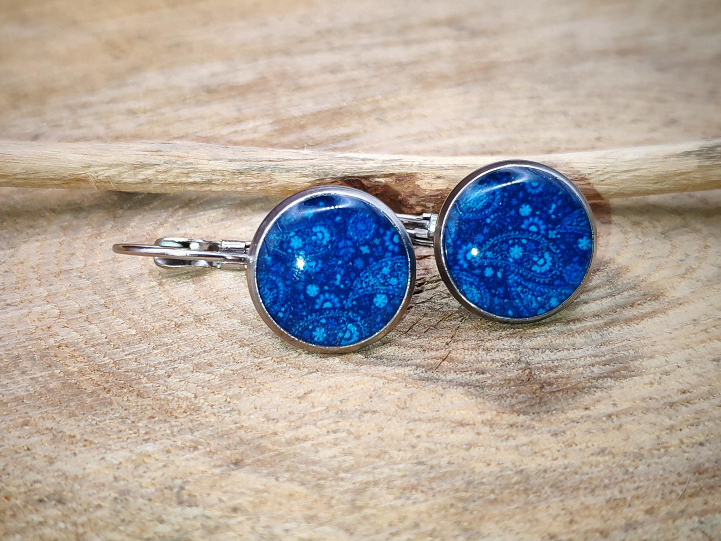 Boucles d'oreille de 12mm de diamètre en résine sur imprimé, motif asymétrique, fait main