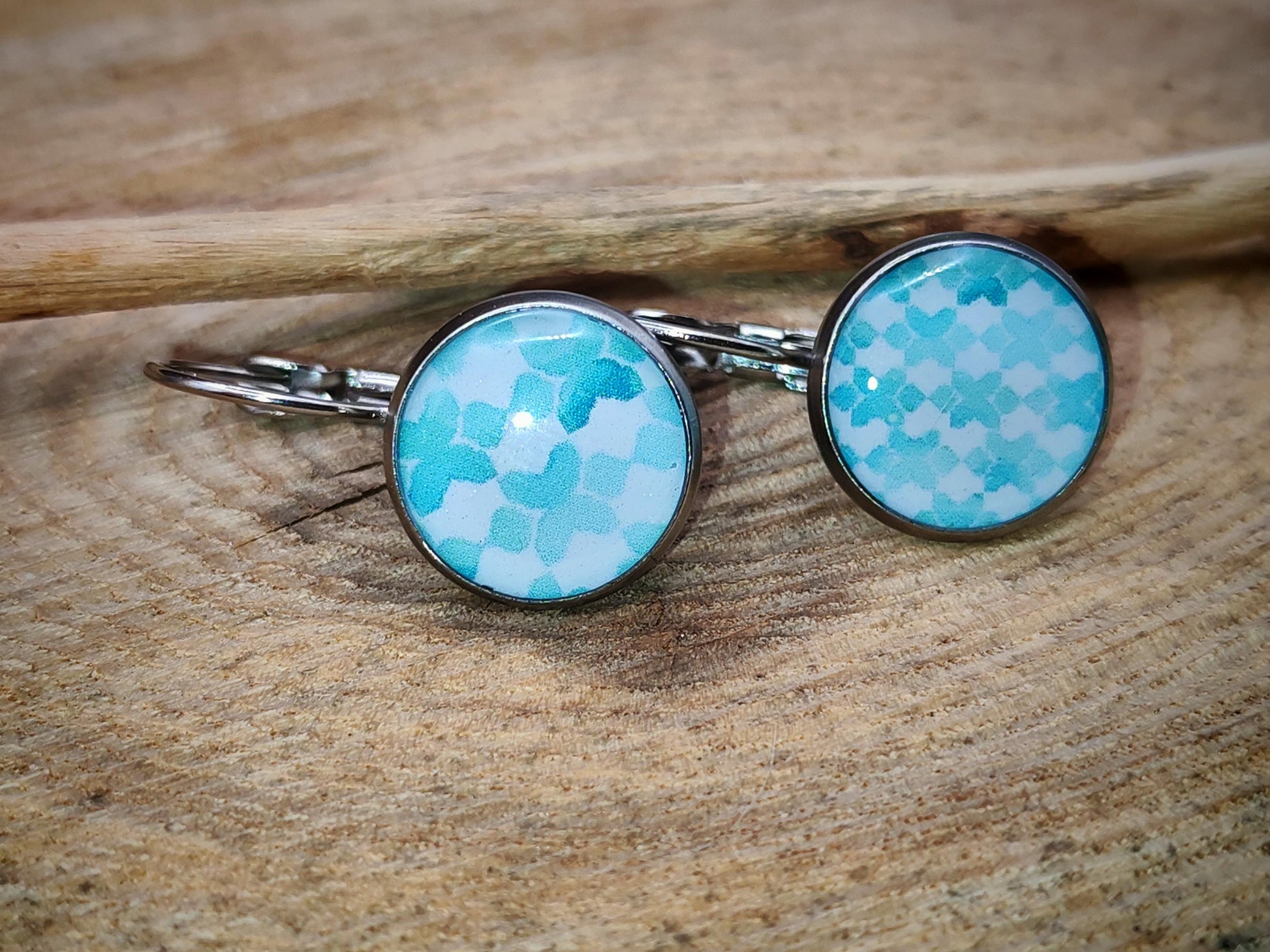 Boucles d'oreille de 12mm de diamètre en résine sur imprimé, motif asymétrique, fait main