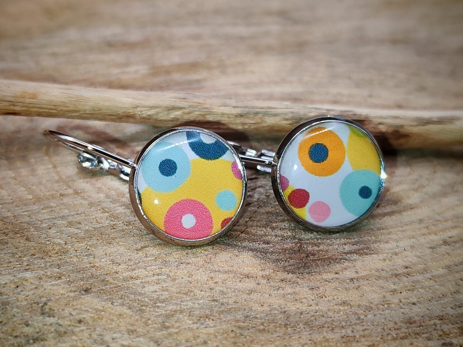 Boucles d'oreille de 12mm de diamètre en résine sur imprimé, motif asymétrique, fait main