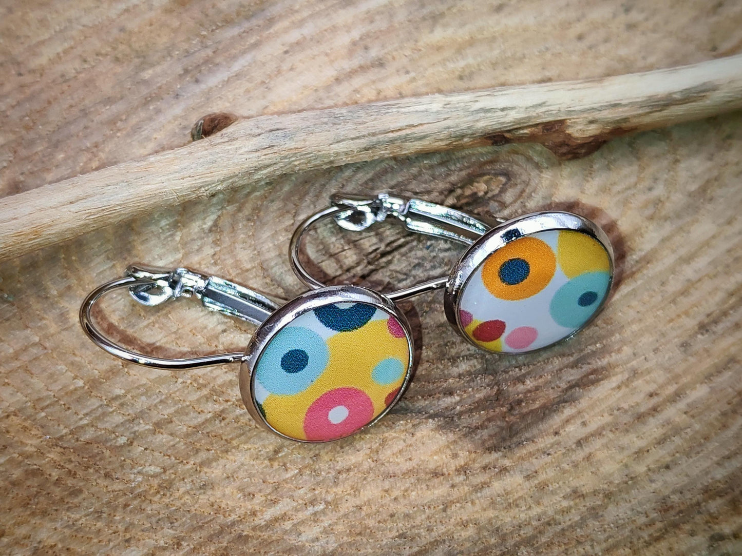 Boucles d'oreille de 12mm de diamètre en résine sur imprimé, motif asymétrique, fait main