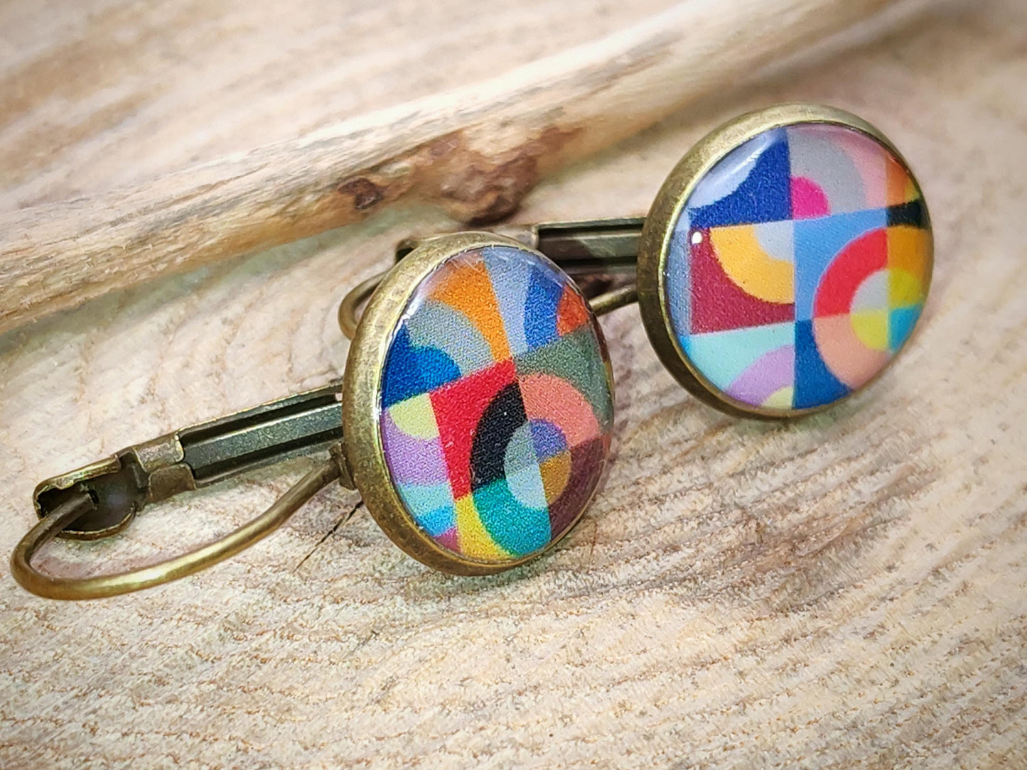 Boucles d'oreille de 12mm de diamètre en résine sur imprimé, motif asymétrique, fait main