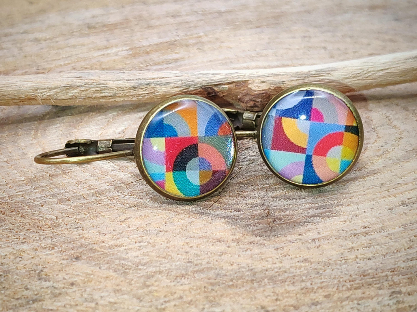 Boucles d'oreille de 12mm de diamètre en résine sur imprimé, motif asymétrique, fait main