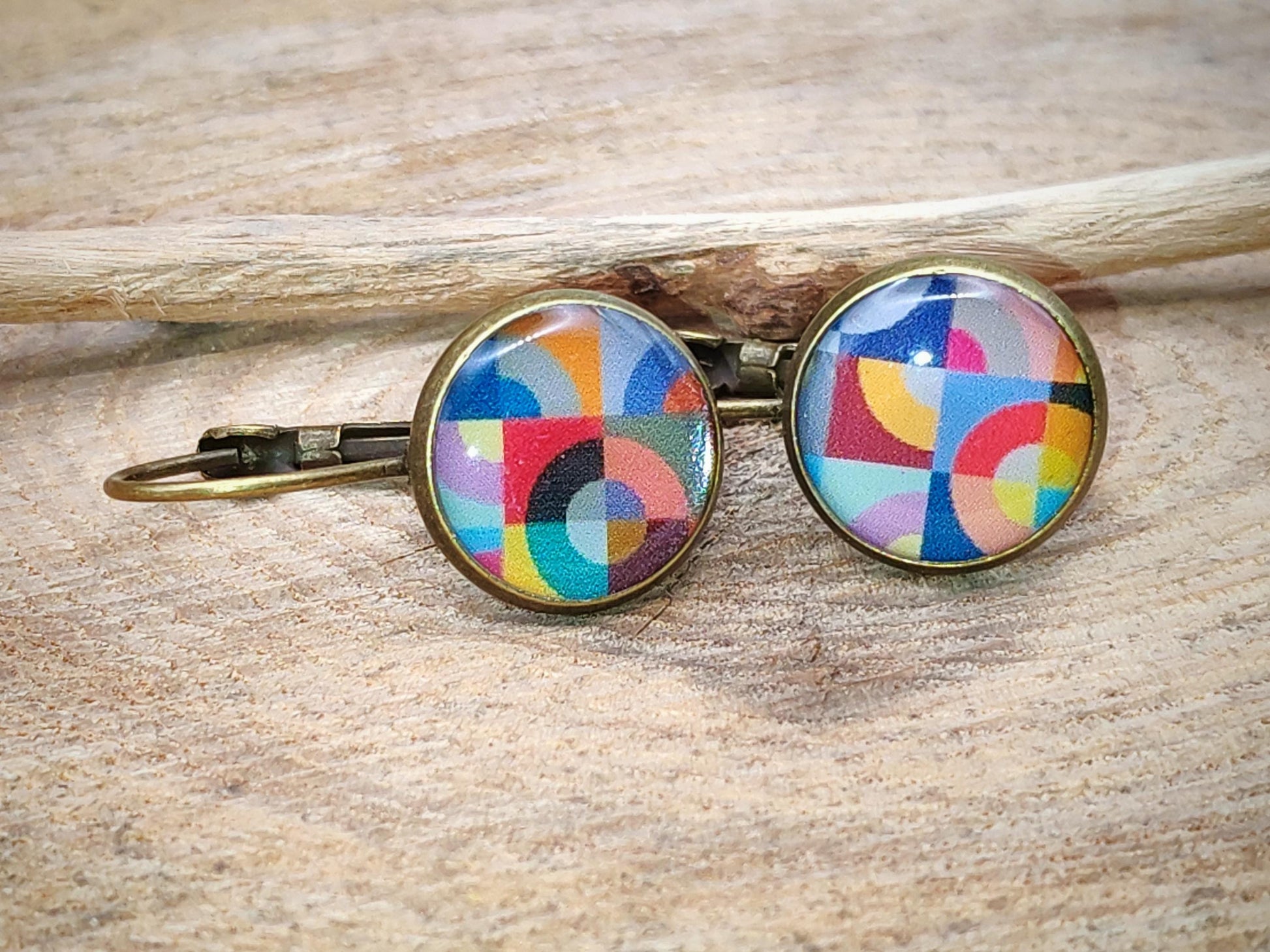 Boucles d'oreille de 12mm de diamètre en résine sur imprimé, motif asymétrique, fait main