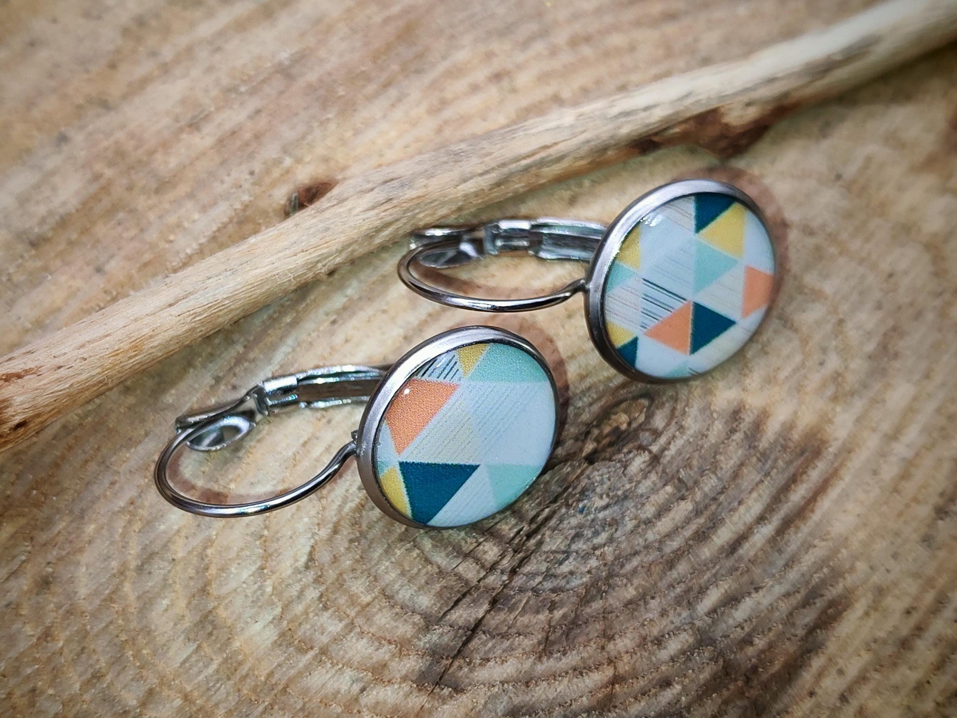 Boucles d'oreille de 12mm de diamètre en résine sur imprimé, motif asymétrique, fait main
