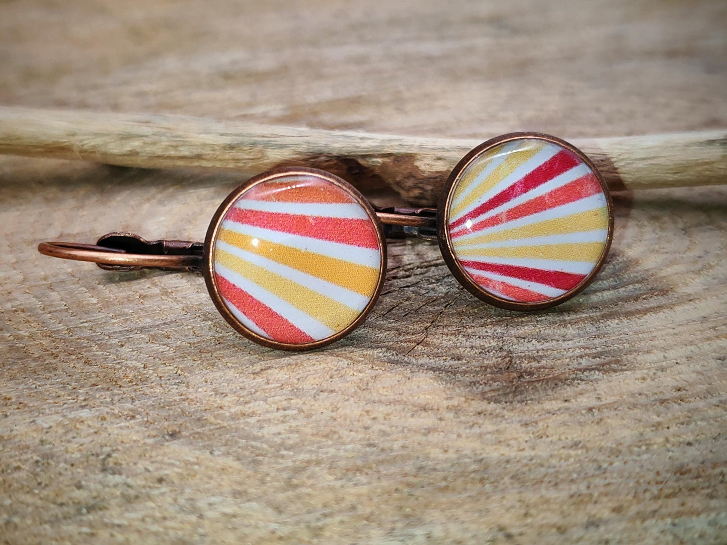 Boucles d'oreille de 12mm de diamètre en résine sur imprimé, motif asymétrique, fait main