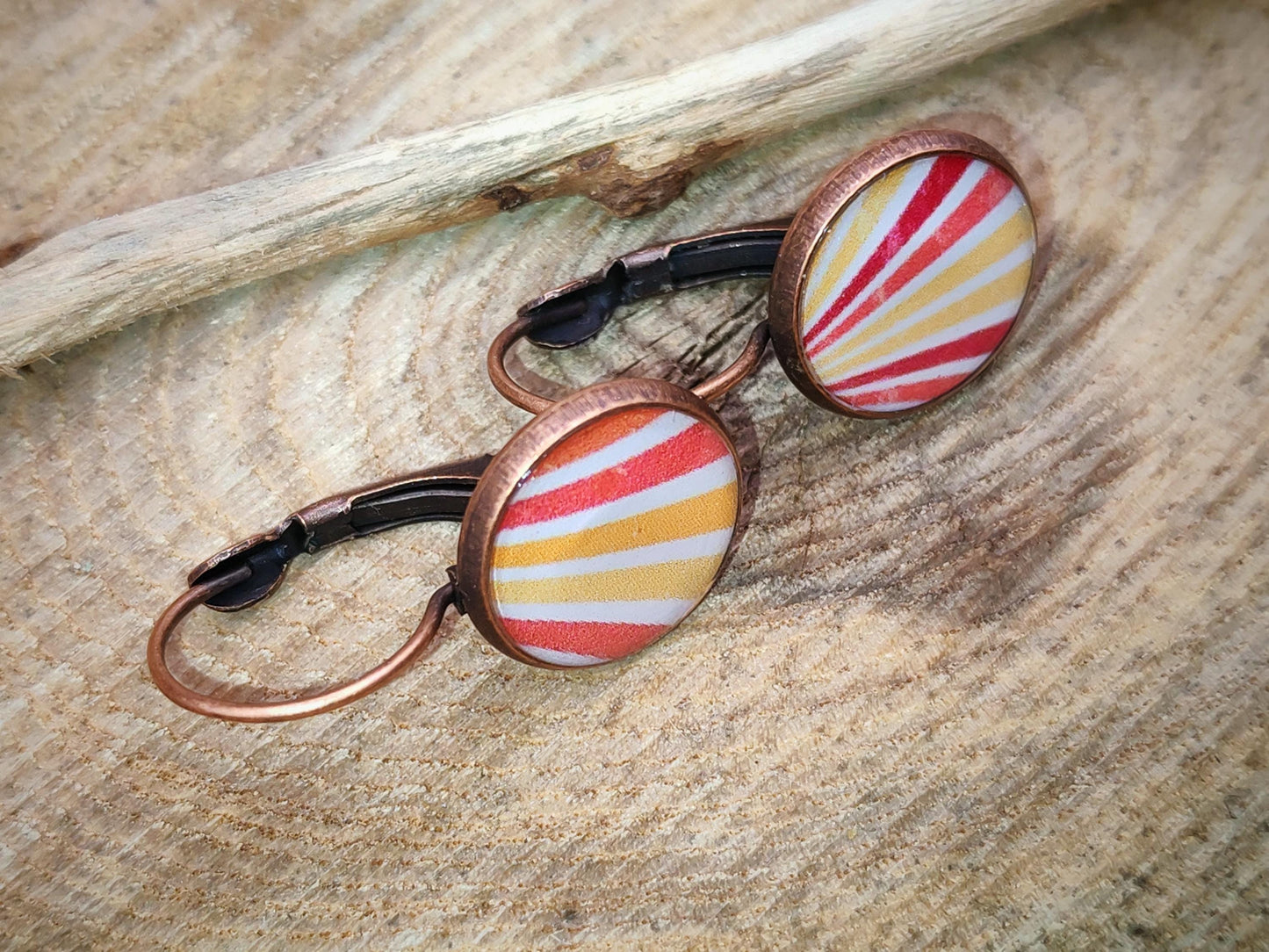 Boucles d'oreille de 12mm de diamètre en résine sur imprimé, motif asymétrique, fait main