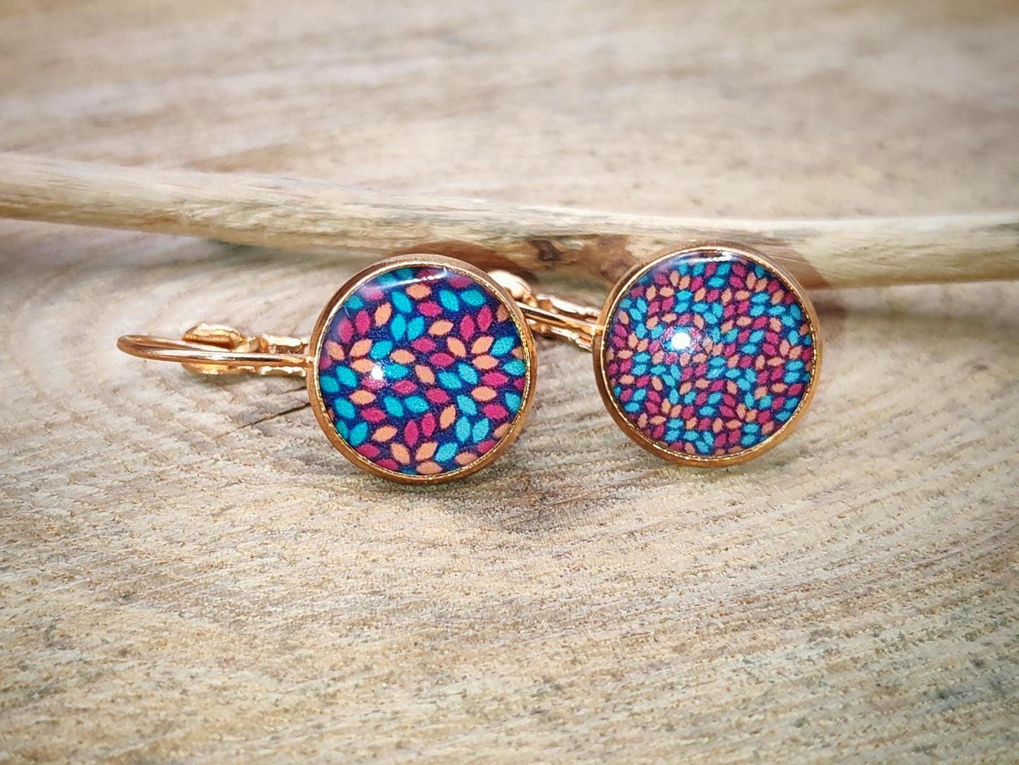 Boucles d'oreille de 12mm de diamètre en résine sur imprimé, motif asymétrique, fait main