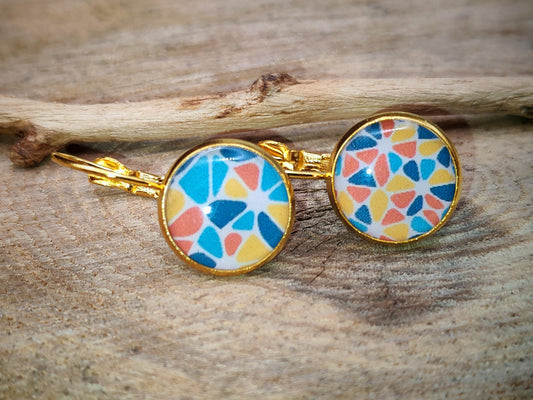 Boucles d'oreille de 12mm de diamètre en résine sur imprimé, motif asymétrique, fait main