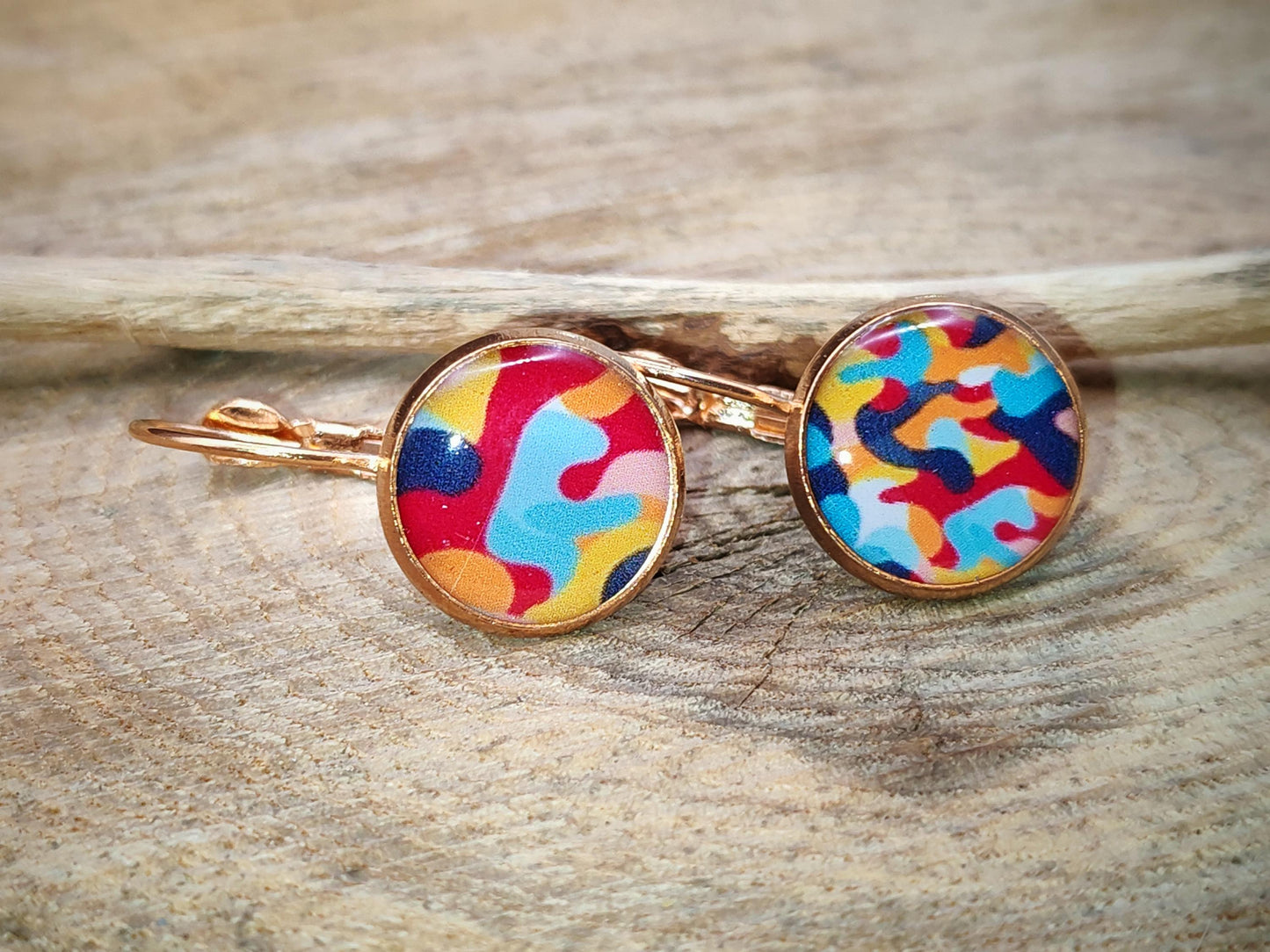 Boucles d'oreille de 12mm de diamètre en résine sur imprimé, motif asymétrique, fait main