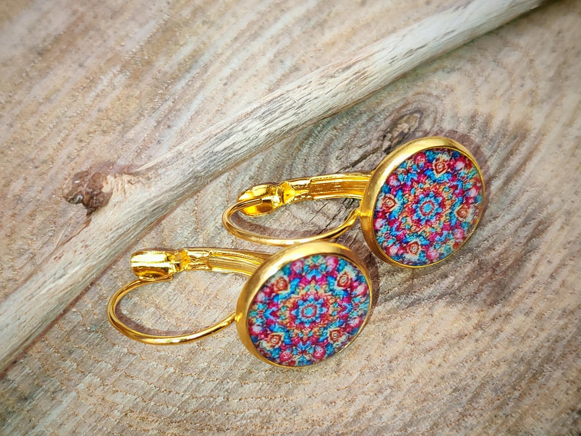 Boucles d'oreille de 12mm de diamètre en résine sur imprimé, fait main