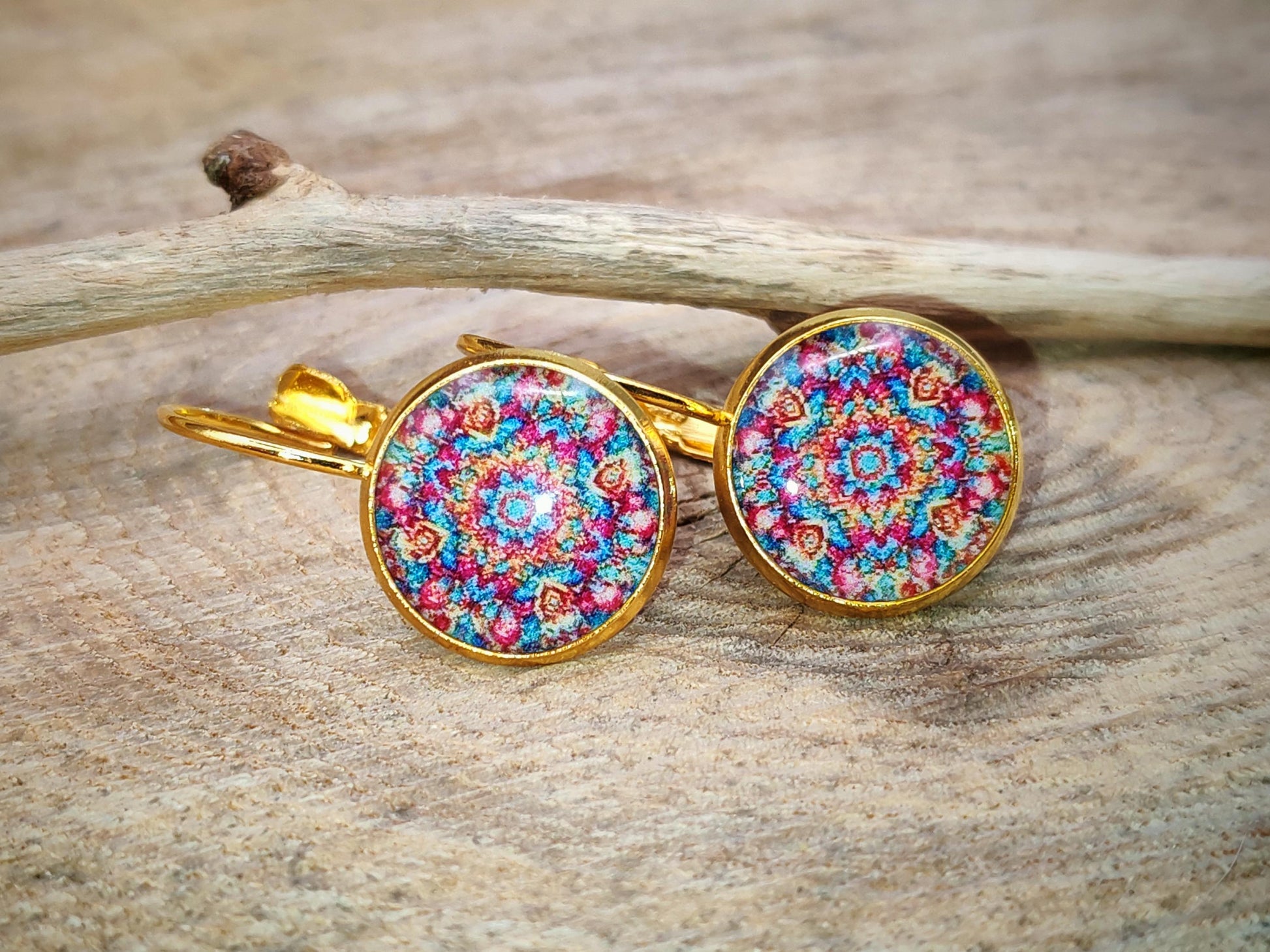 Boucles d'oreille de 12mm de diamètre en résine sur imprimé, fait main