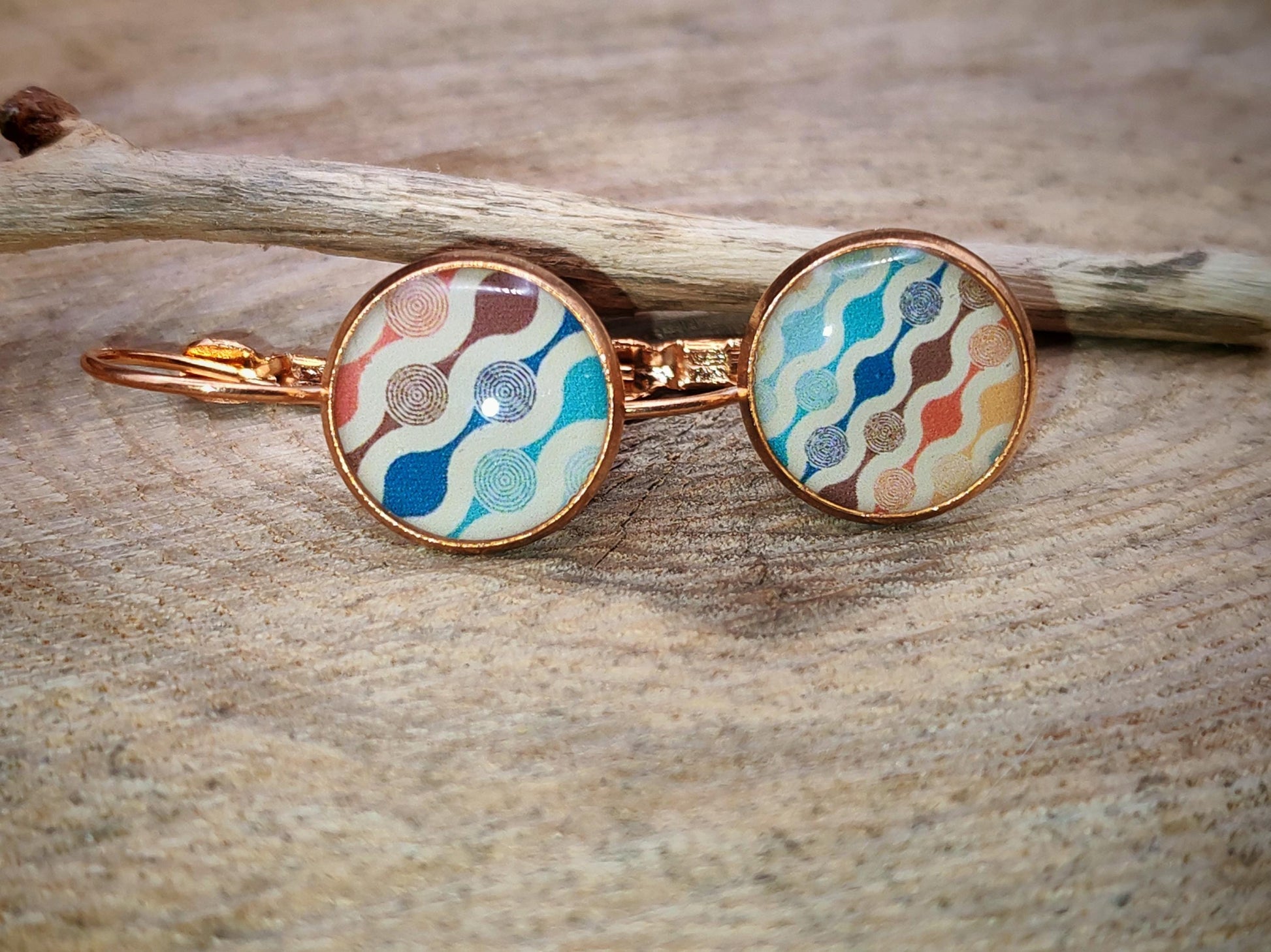 Boucles d'oreille de 12mm de diamètre en résine sur imprimé, motif asymétrique, fait main