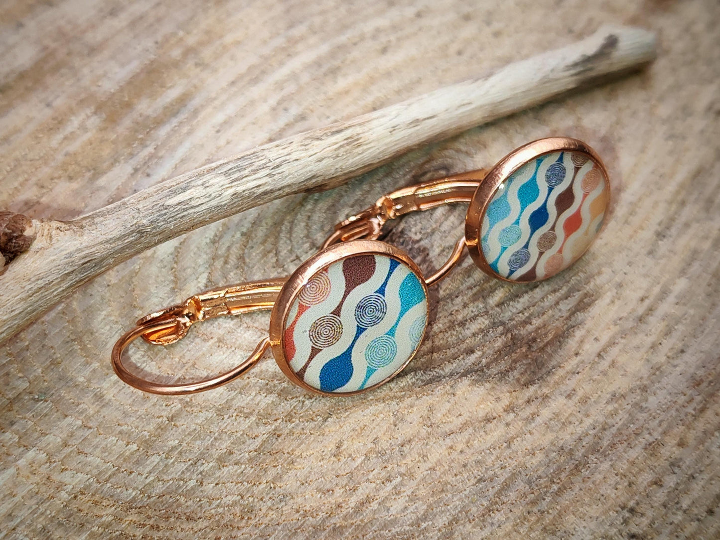 Boucles d'oreille de 12mm de diamètre en résine sur imprimé, motif asymétrique, fait main