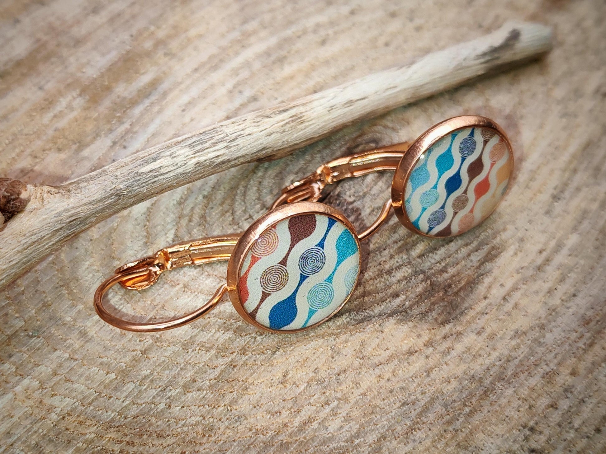 Boucles d'oreille de 12mm de diamètre en résine sur imprimé, motif asymétrique, fait main