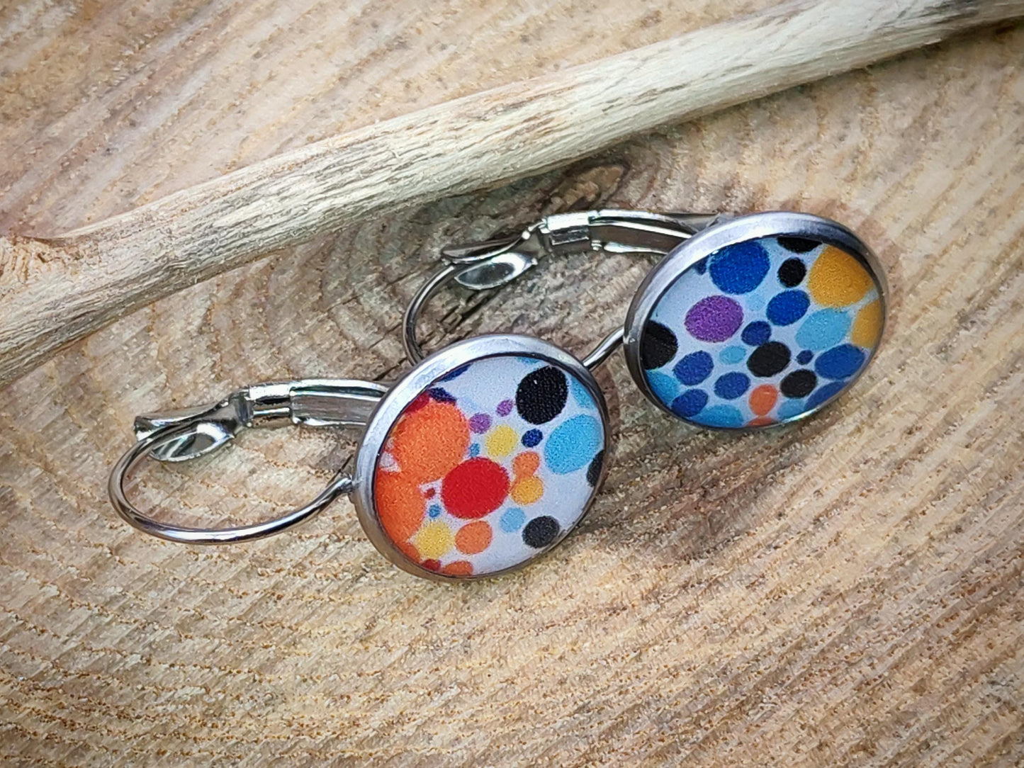 Boucles d'oreille de 12mm de diamètre en résine sur imprimé, motif asymétrique, fait main