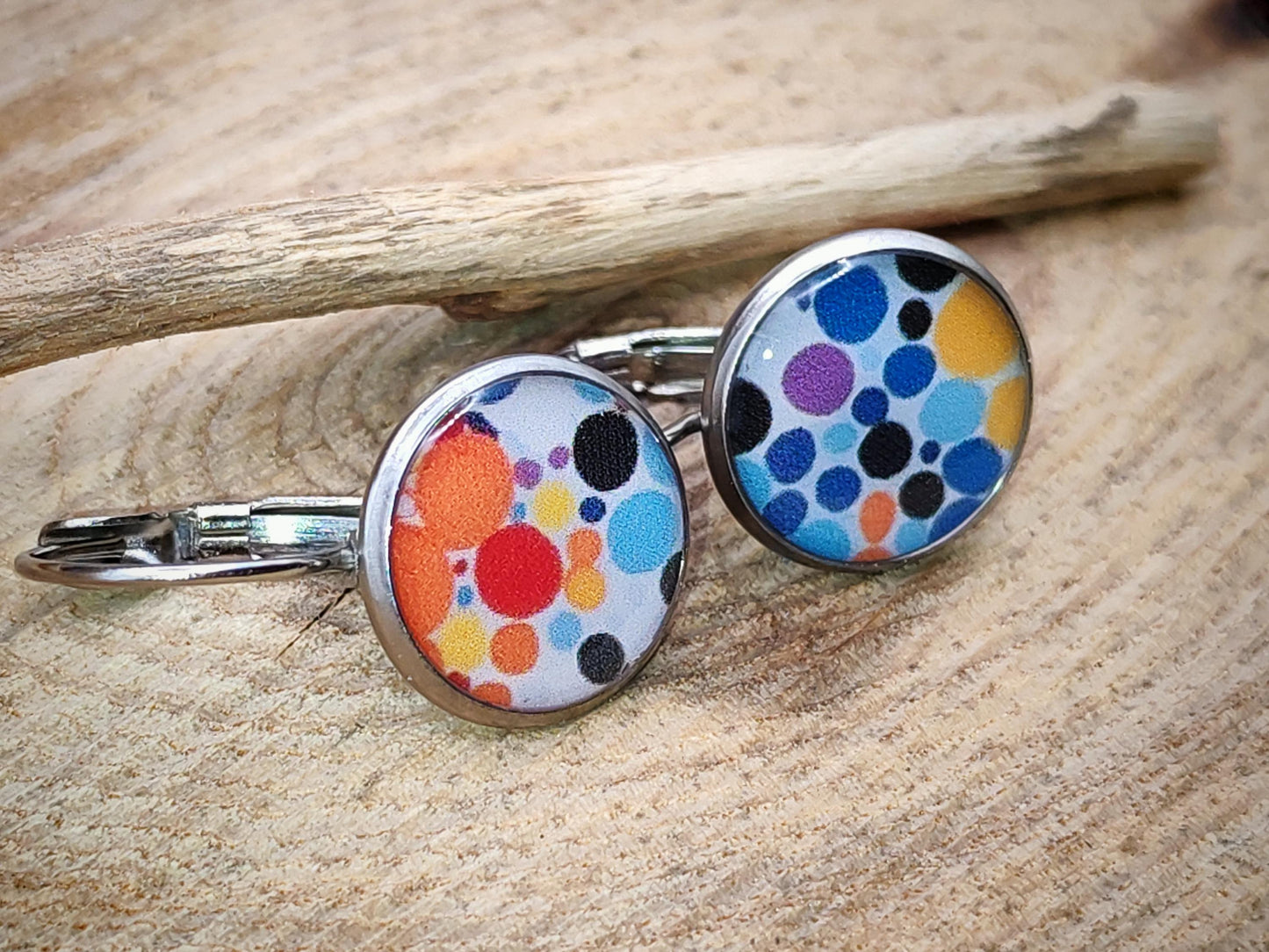 Boucles d'oreille de 12mm de diamètre en résine sur imprimé, motif asymétrique, fait main