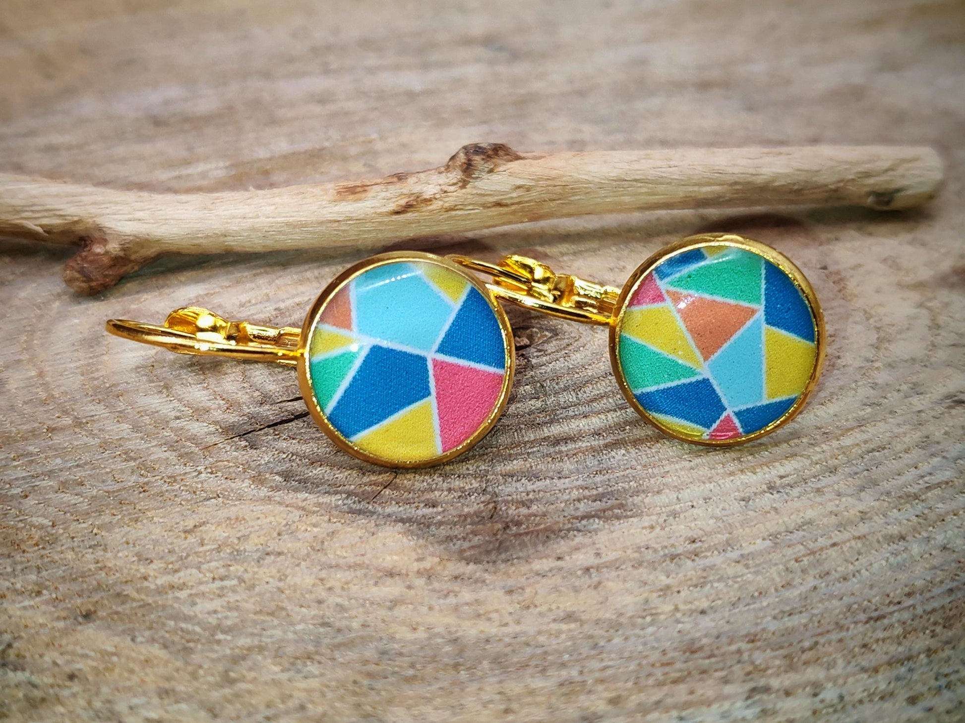 Boucles d'oreille de 12mm de diamètre en résine sur imprimé, motif asymétrique, fait main