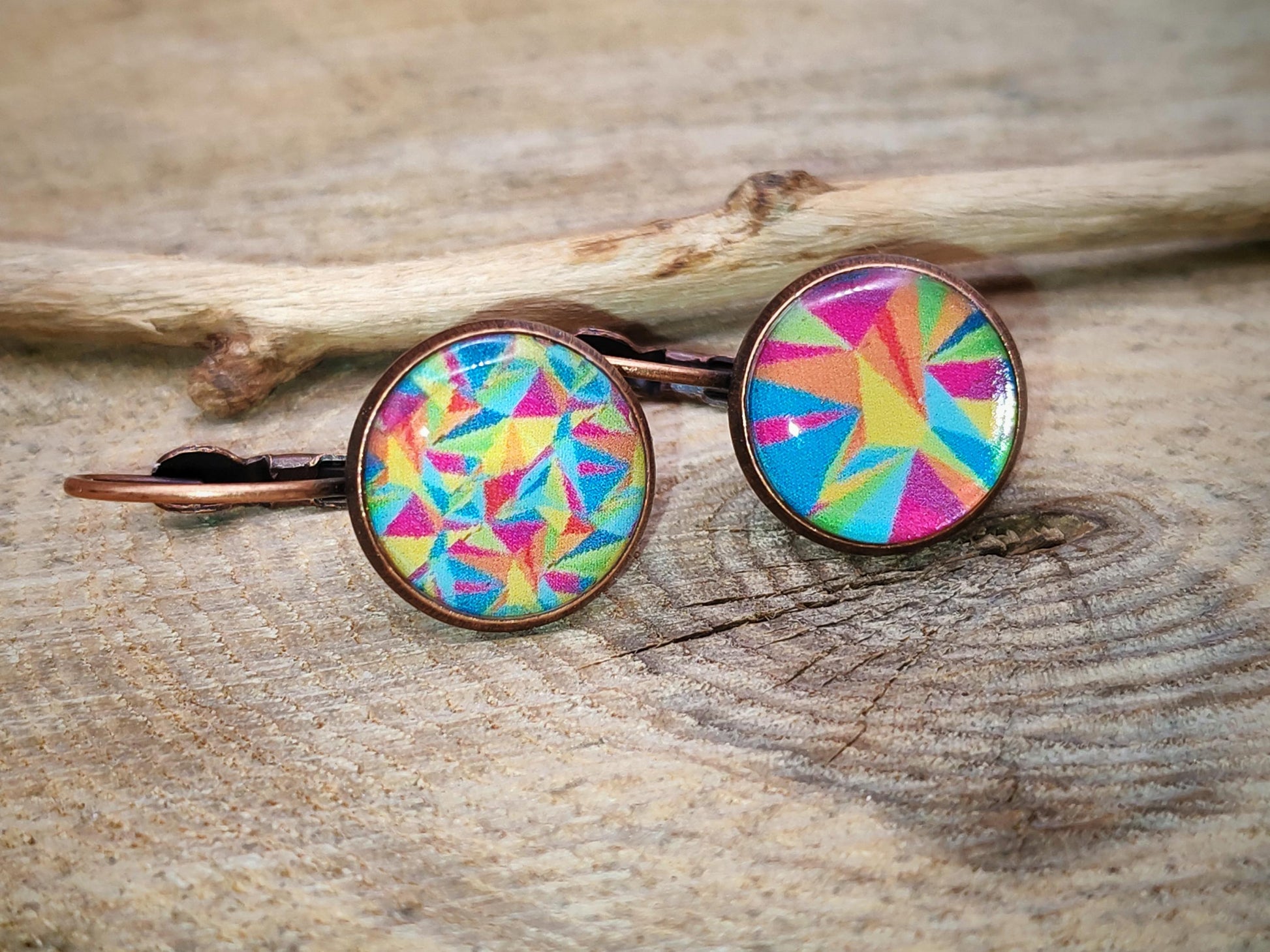 Boucles d'oreille de 12mm de diamètre en résine sur imprimé, motif asymétrique, fait main