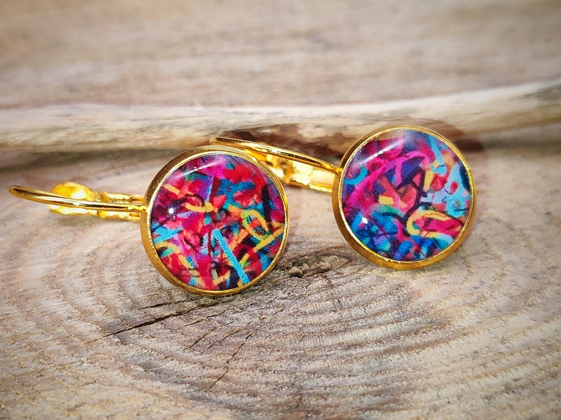 Boucles d'oreille de 12mm de diamètre en résine sur imprimé, motif asymétrique, fait main