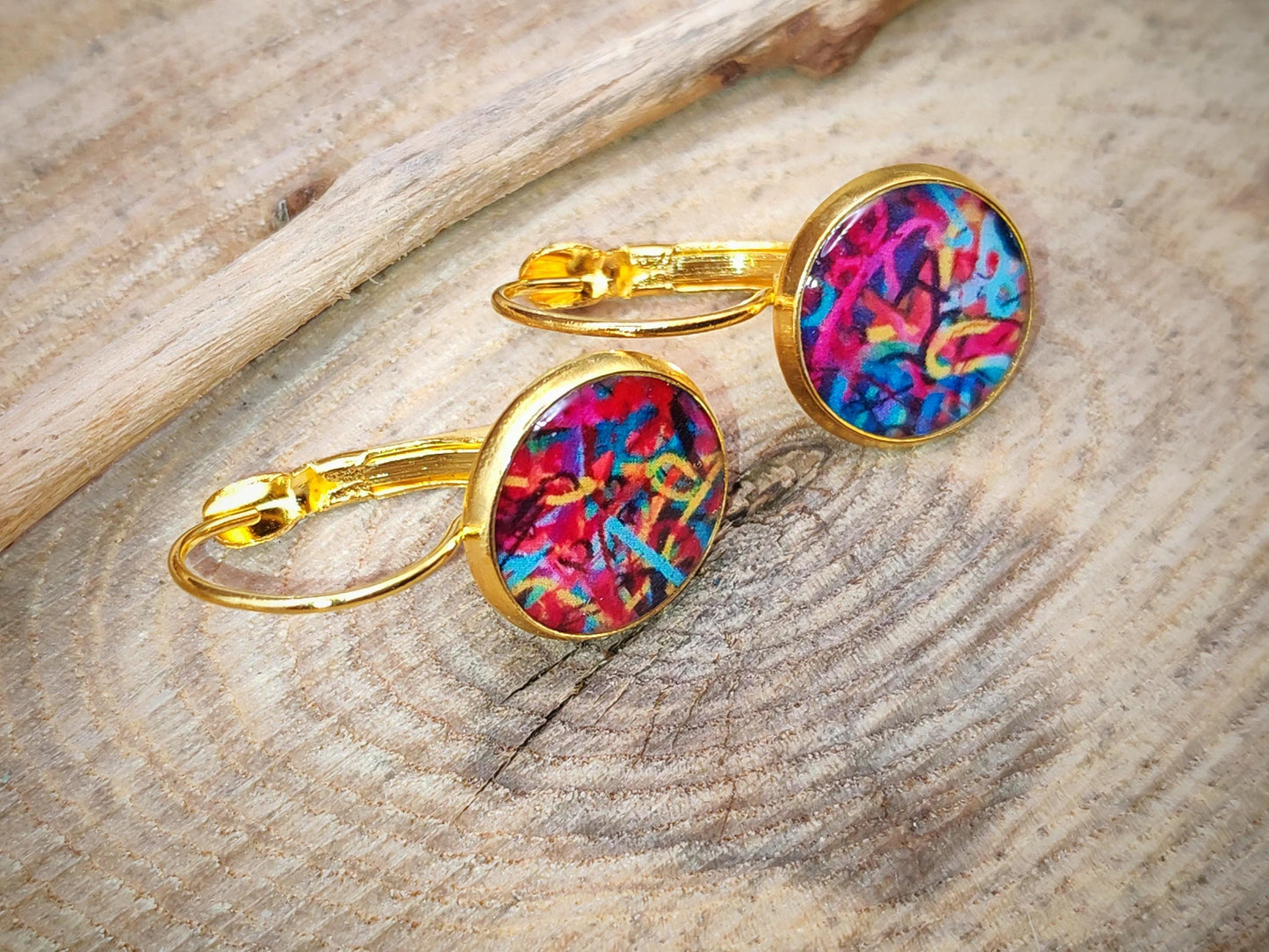 Boucles d'oreille de 12mm de diamètre en résine sur imprimé, motif asymétrique, fait main