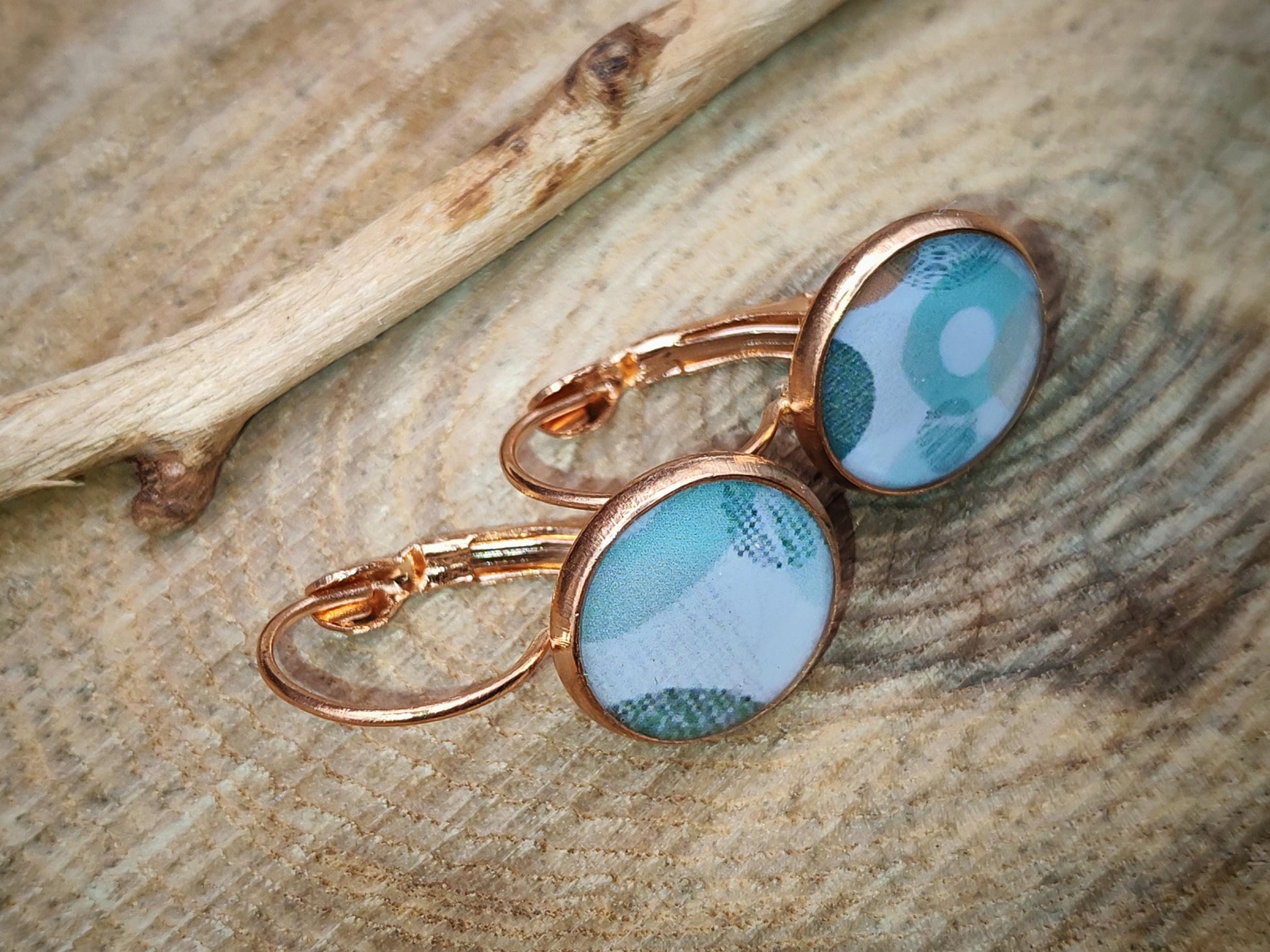 Boucles d'oreille de 12mm de diamètre en résine sur imprimé, motif asymétrique, fait main