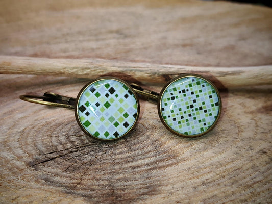Boucles d'oreille de 12mm de diamètre en résine sur imprimé, motif asymétrique, fait main
