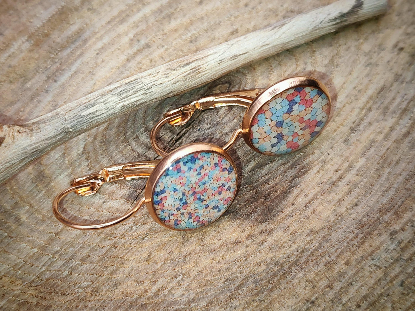 Boucles d'oreille de 12mm de diamètre en résine sur imprimé, motif asymétrique, fait main