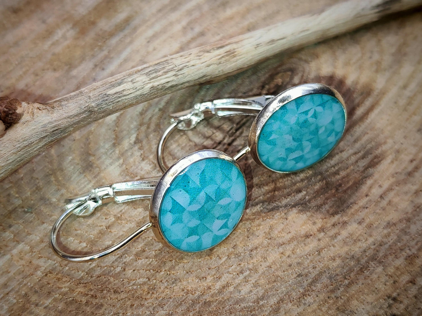 Boucles d'oreille de 12mm de diamètre en résine sur imprimé, motif asymétrique, fait main