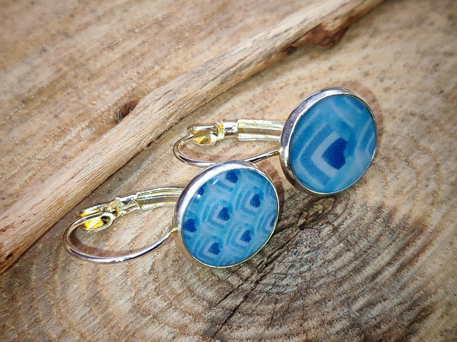 Boucles d'oreille de 12mm de diamètre en résine sur imprimé, motif asymétrique, fait main