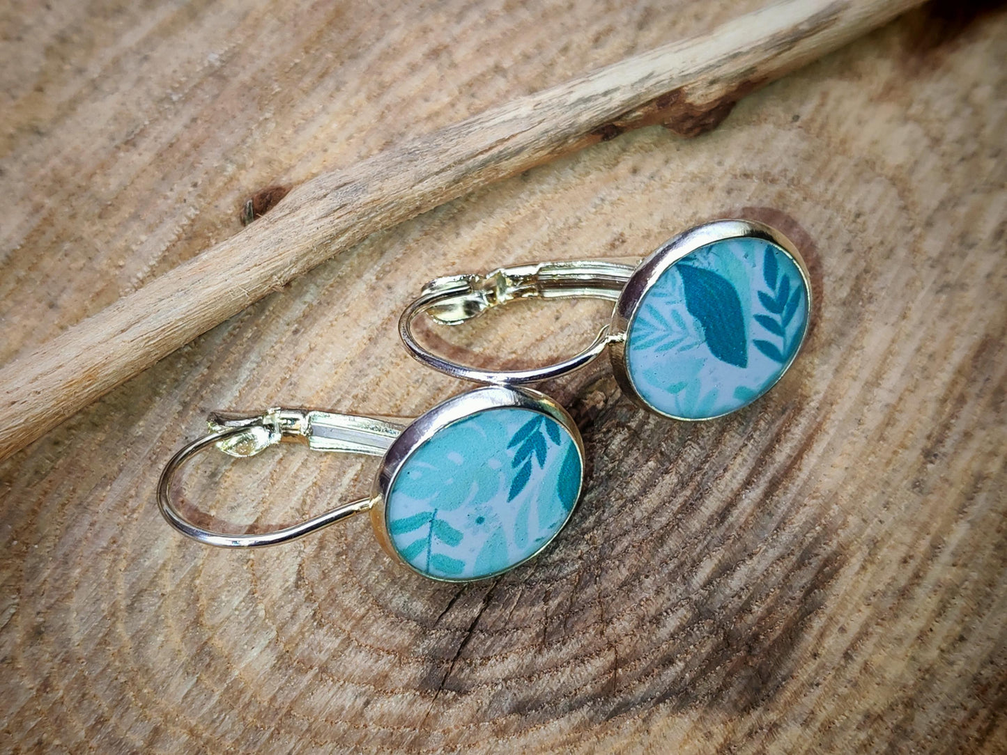 Boucles d'oreille de 12mm de diamètre en résine sur imprimé, motif asymétrique, fait main