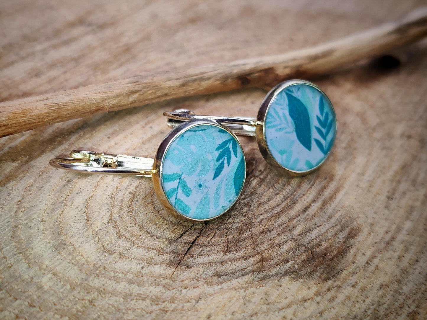 Boucles d'oreille de 12mm de diamètre en résine sur imprimé, motif asymétrique, fait main