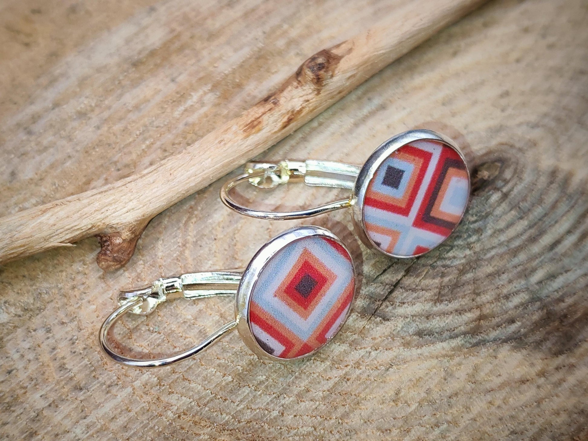 Boucles d'oreille de 12mm de diamètre en résine sur imprimé, motif asymétrique, fait main