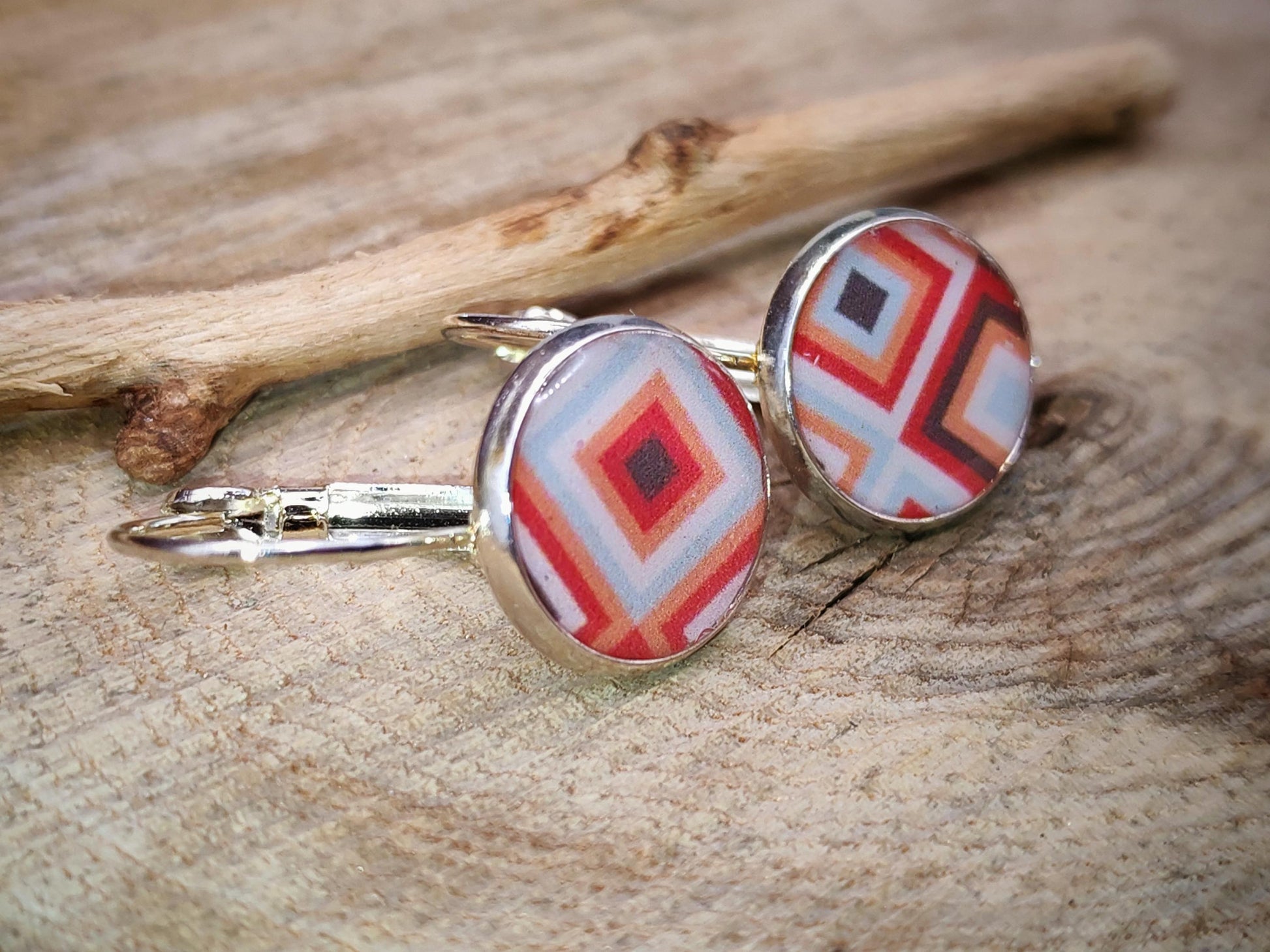 Boucles d'oreille de 12mm de diamètre en résine sur imprimé, motif asymétrique, fait main