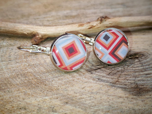 Boucles d'oreille de 12mm de diamètre en résine sur imprimé, motif asymétrique, fait main