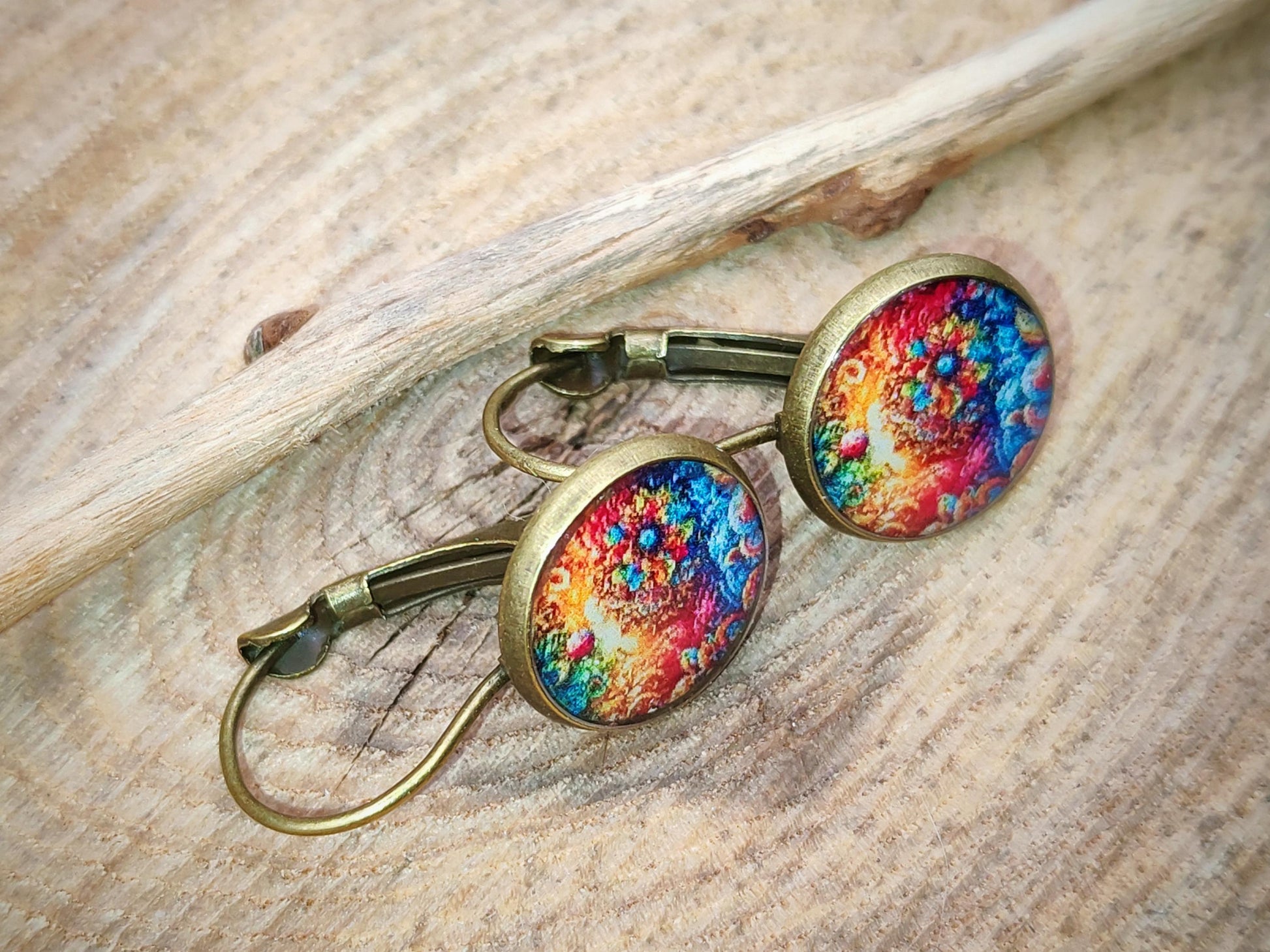 Boucles d'oreille de 12mm de diamètre en résine sur imprimé, motif asymétrique, fait main